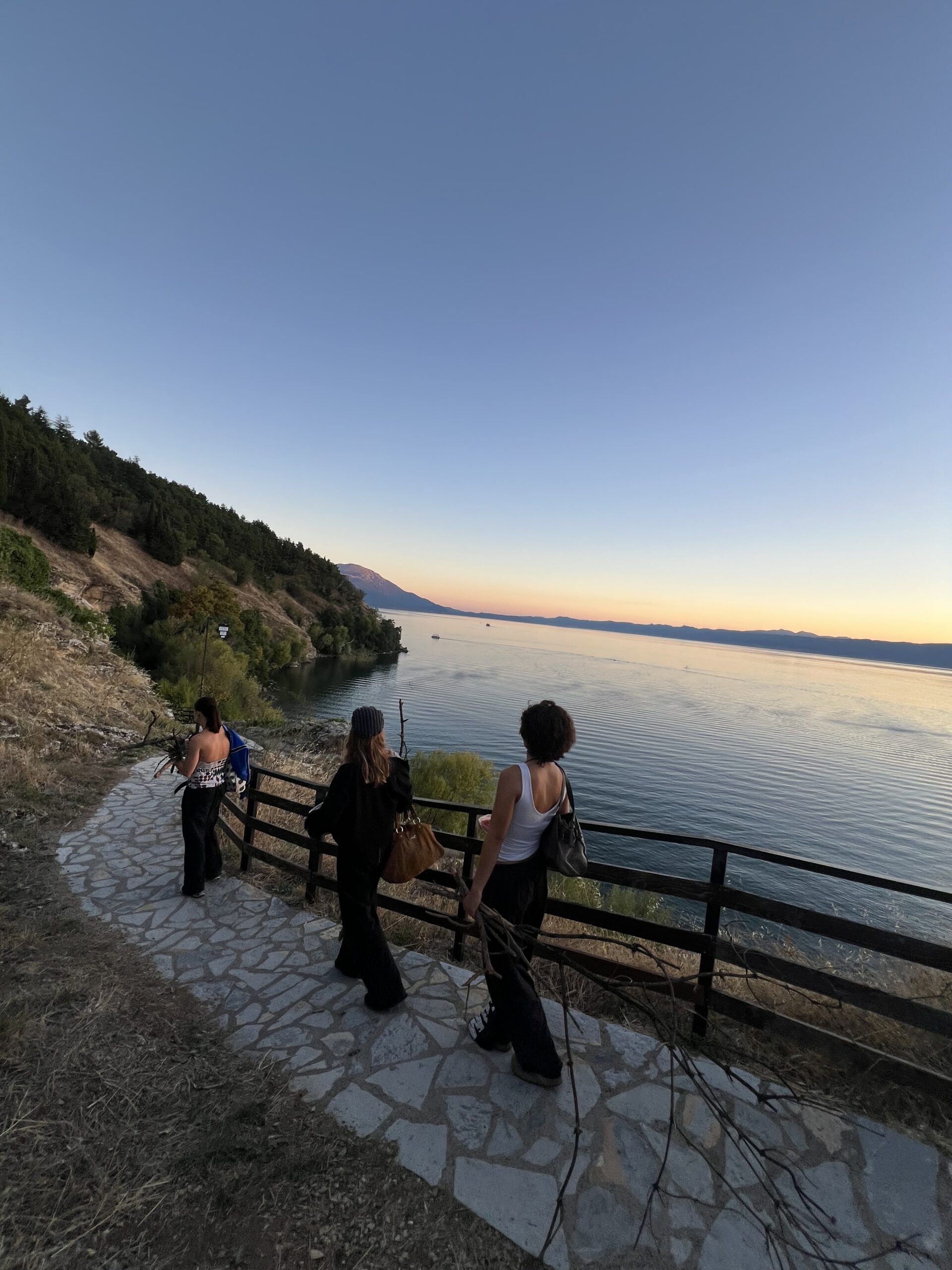 „vielleicht sendet mazedoinen Kreuze nach albanien“