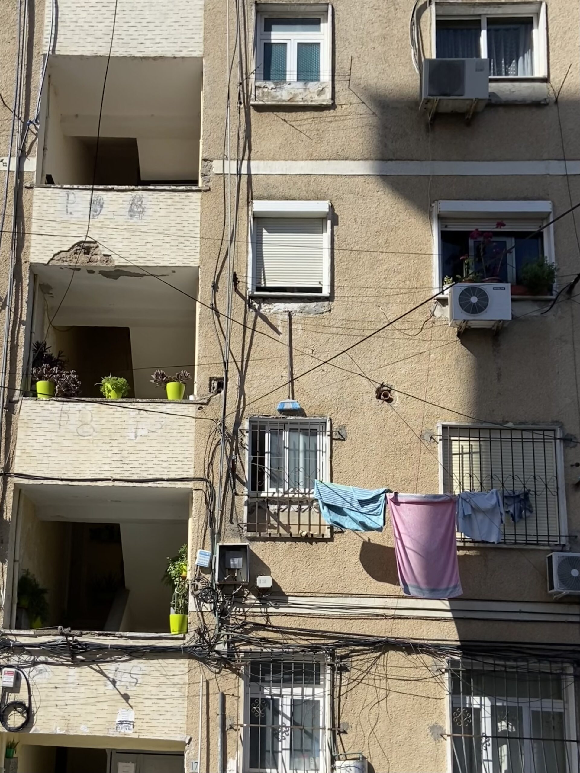 ein tisch mit beinen, ein australier gegen europa und blonde stränchen